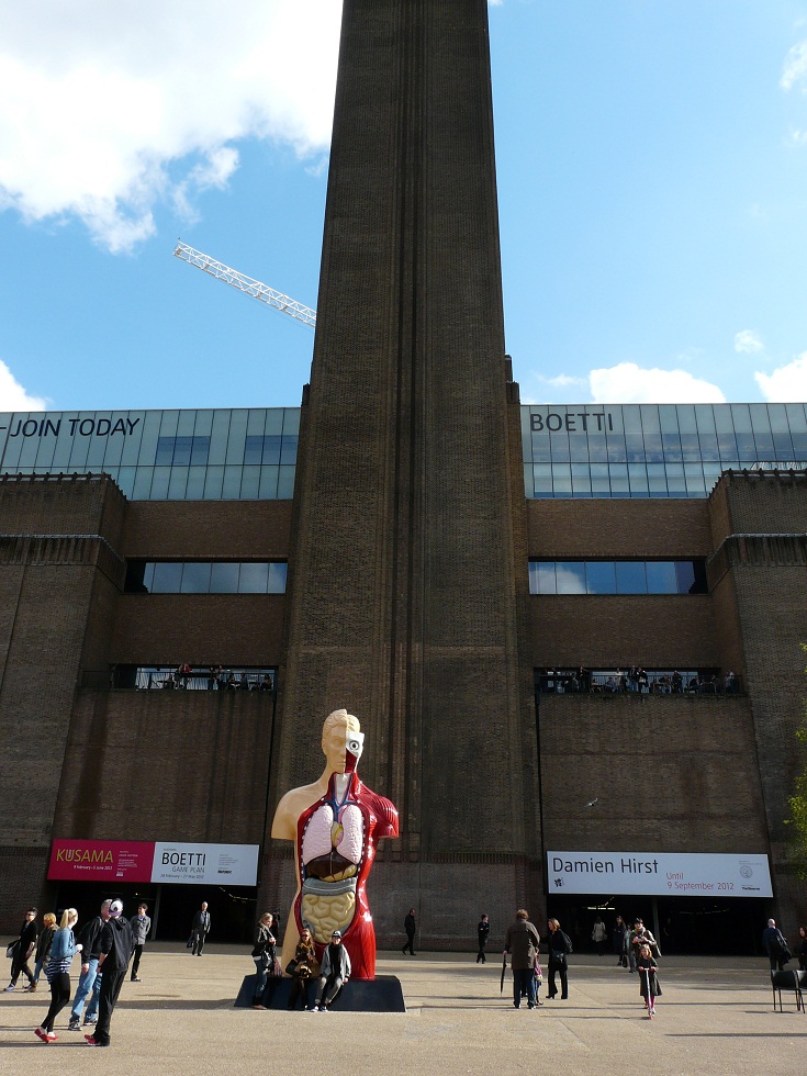 Vstup do Tate Modern s instalac D. Hirsta Chvalozpv, foto: Martin Habina